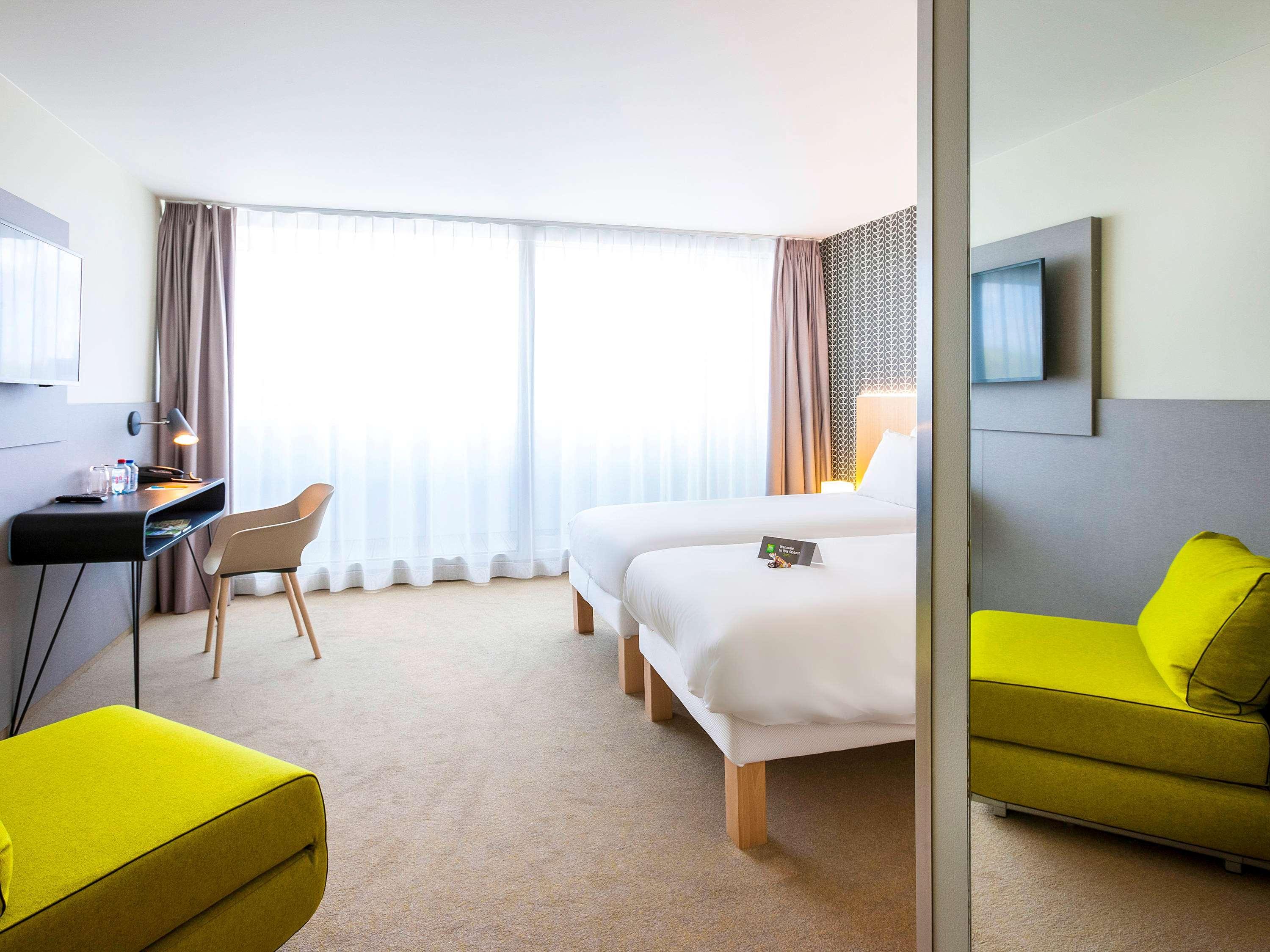 Hotel Ibis Styles Kortrijk Expo Esterno foto